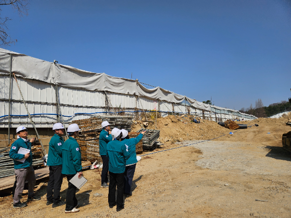 인천연수구 관내 공사현장을 합동점검하고 있다.