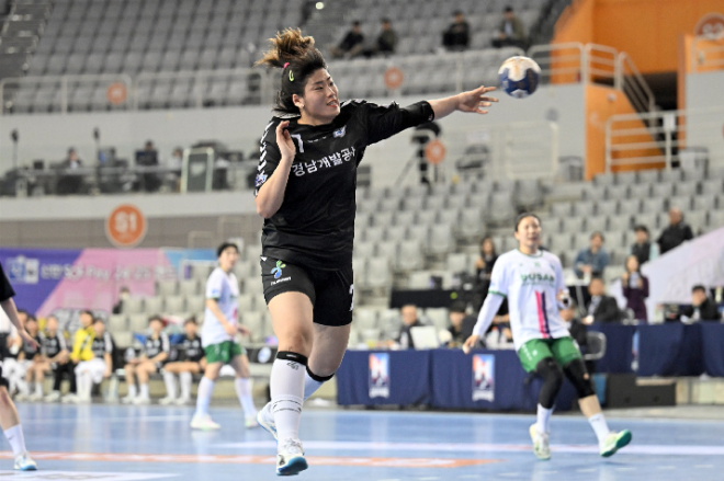 신한SOL페이 24 25 핸드볼 H리그 경남개발공사 최지혜가 런닝슛을 하고 있다