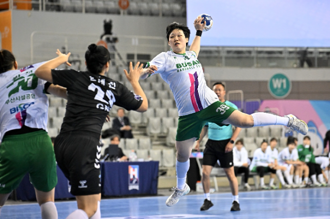 신한SOL페이 24 25 핸드볼 H리그 부산시설공단 이혜원이 점프슛을 하고 있다