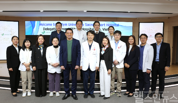 ‘한-베트남 글로벌 항생제 내성 공동연구’ 출범식을 갖고 김형수 한림대학교성심병원장(첫줄 왼쪽 여섯 번째), 김형년 한림대의료원 국제학술위원장(둘째줄 왼쪽 세 번째), 김용균 한림국제항생제내성센터장(첫줄 왼쪽 열 번째)을 포함한 한림대의료원 의료진과 베트남175군병원 부이 득 탄 부원장(첫줄 왼쪽 다섯 번째), 응웬 푸엉 타오 감염내과 부과장(첫줄 왼쪽 일곱 번째)등 베트남175군병원 의료진과 기념촬영을 하고 있다. (한림대의료원 제공)