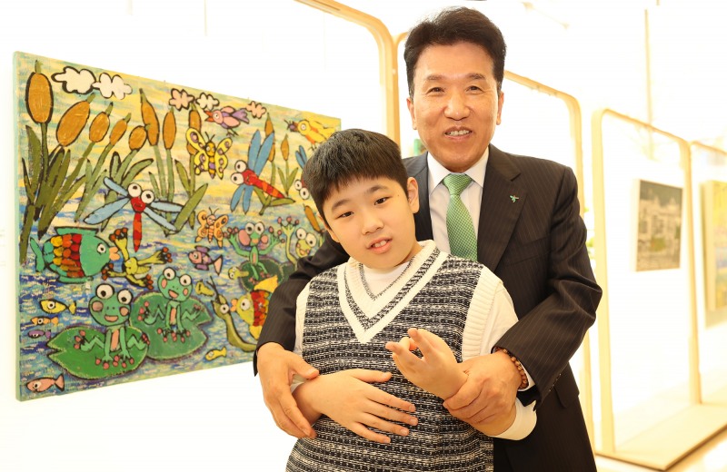 함영주 하나금융그룹 회장(사진 오른쪽)이 이날 아동·청소년부문 우수상 수상작인 이도원 작가의 '연못마을 개구리와 친구들' 작품 앞에서 이도원 작가와 함께 기념 촬영을 하고 있다.