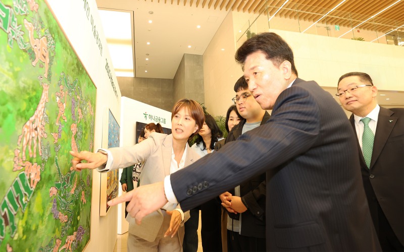 함영주 하나금융그룹 회장(사진 오른쪽에서 두 번째)이 이날 성인부문 대상 수상작인 조태성 작가의 'ZOO' 작품 앞에서 설명을 듣고 있다.