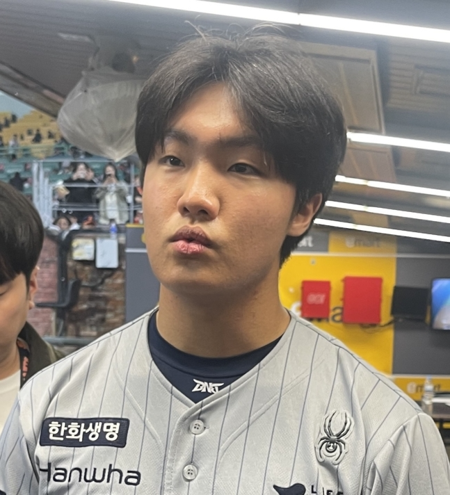 데뷔 첫 홀드를 수확한 한화 정우주 / 사진=연합뉴스