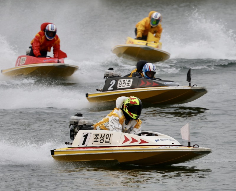 지난 17일 2025 스피드온배 대상 경정에서 조성인, 김민준, 이동준이 차례로 결승선을 향해 질주하고 있다.