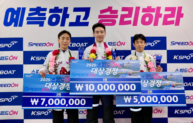 지난 17일 2025 스피드온 대상경정에서 입상 선수들이 기념사진을 촬영하고 있다.(왼쪽부터 2위 김민준, 1위 조성인, 3위 이동준)