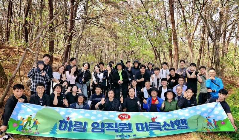 ▷사진 01_지난 16일 열린 ㈜하림 ‘CEO와 함께하는 미륵산 산행’에서 정호석 대표이사와 참여 직원이들 함께 기념사진을 촬영하고 있다. 사진제공 : ㈜하림