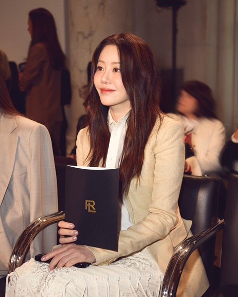 랄프 로렌, 2025 폴 컬렉션 ‘더 모던 로맨틱스’ 공개…고현정 참석