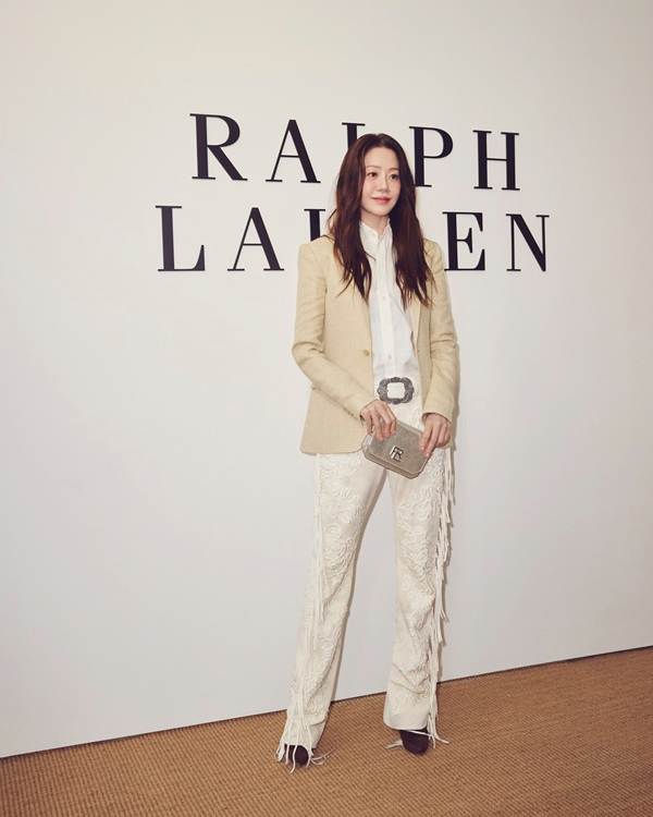 랄프 로렌, 2025 폴 컬렉션 ‘더 모던 로맨틱스’ 공개…고현정 참석