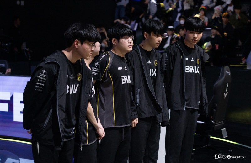 모래폭풍 일으킨 BNK, '구마유시' 내세운 T1 잡았다