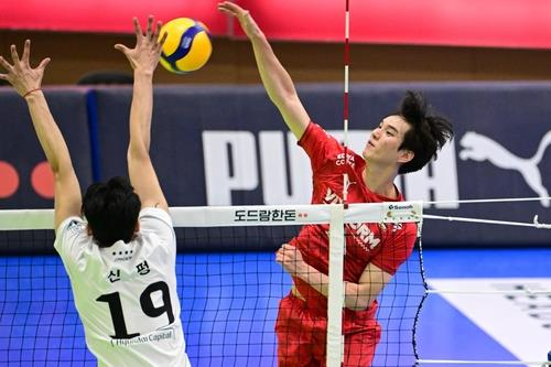 한국전력 시절 공격하는 임성진(오른쪽)