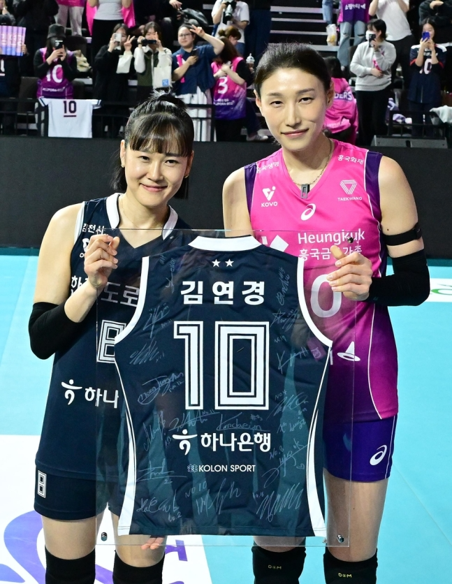 김연경과 기념사진을 찍은 임명옥(왼쪽)