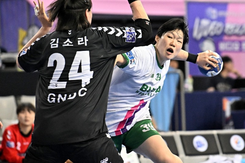 부산시설공단 이혜원이 돌파슛을 하고 있다