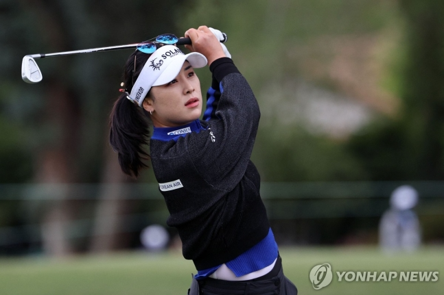 아이언샷 날리는 윤이나