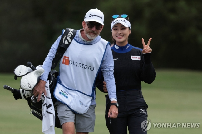 밝은 표정의 윤이나(오른쪽)