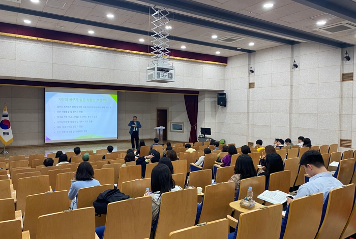 광주시교육청이 중등 교원의 수업 전문성을 높이기 위해 지난 19일 광주시교육청교육연수원에서 중·고등학교 교사 70여 명을 대상으로 직무연수 ‘수업의 벗과 수업애(愛) 빠지다’를 진행했다.