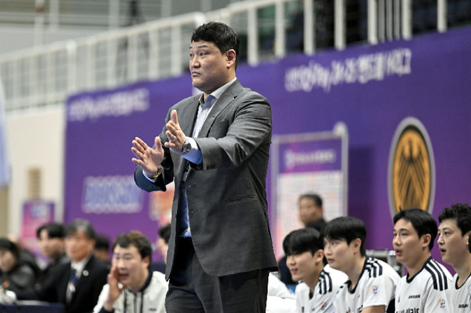 신한SOL페이 24 25 핸드볼 H리그 두산 윤경신 감독이 작전지시를 하고 있다