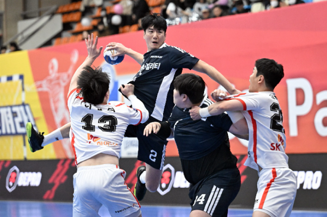 3 신한SOL페이 24 25 핸드볼 H리그 두산 정의경이 점프슛을 시도 중이다