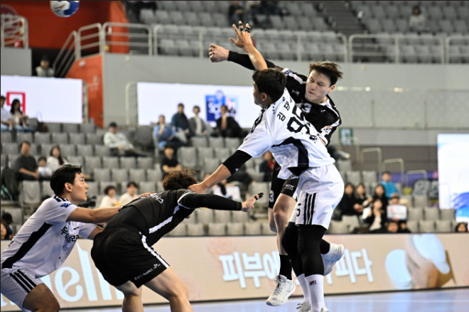 신한SOL페이 24 25 핸드볼 H리그 SK호크스 이현식이 점프슛을 하고 있다