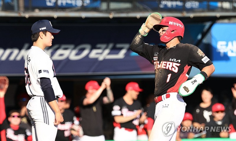 수비 실책 틈 타 홈 밟는 KIA 박찬호(오른쪽)