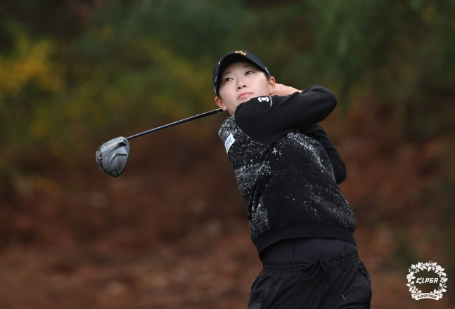 티샷하는 방신실