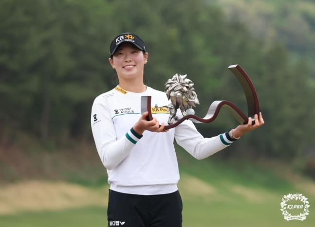 우승 트로피 들고 활짝 웃는 방신실