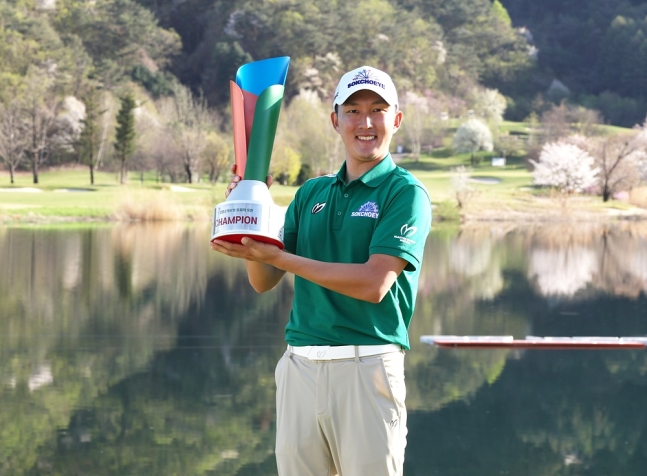 우승 트로피를 든 김백준.