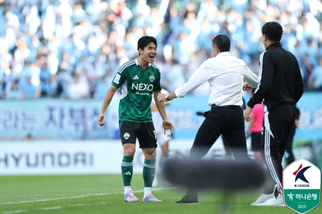 포옛 감독과 기쁨 나누는 전진우