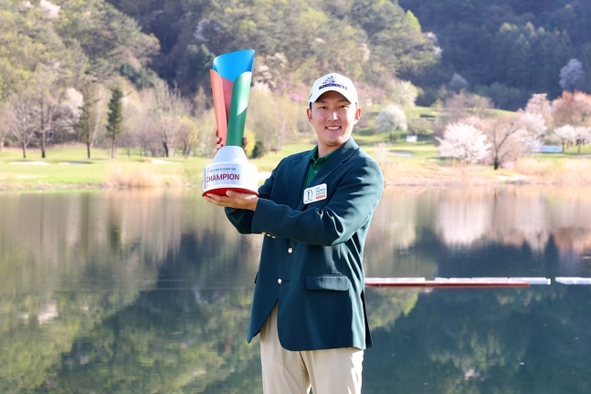 우승 트로피를 든 김백준.