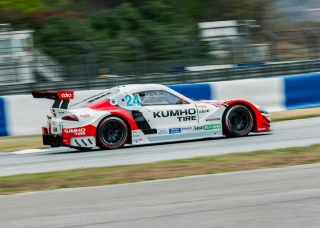 질주하는 이창욱의 레이싱카