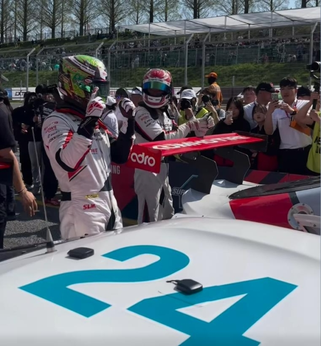 '원투 피니시'에 성공한 금호 SLM의 이창욱(왼쪽)과 노동기