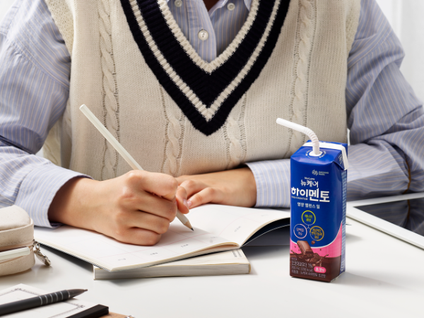 뉴케어 하이멘토 초코맛 연출컷