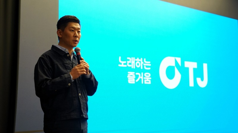 ▲ TJ미디어 창립 34주년 기념식에서 브랜드 전략 소개하는 윤나라 대표이사 (사진제공=TJ미디어)