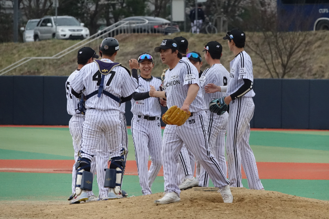 연천미라클 선수들이 경기를 승리로 종료후 서로 격려 하고있다.