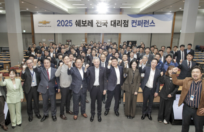 헥터 비자레알 GM 한국사업장 사장(맨 앞줄 가운데)과 쉐보레 전국 대리점 대표, 카매니저(영업사원)들이 지난 18일 인천 부평구 본사에서 콘퍼런스를 마치고 기념촬영을 하고 있다. ⓒ쉐보레
