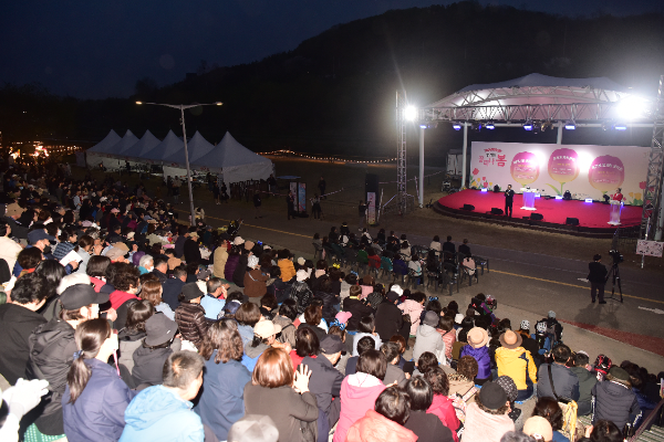 인천연수구 승기천 잔디광장에서 승기천 물사랑 음악회를 개최하고 있다.