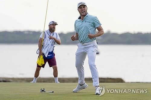 연장전 버디 퍼트를 넣고 환호하는 토머스.