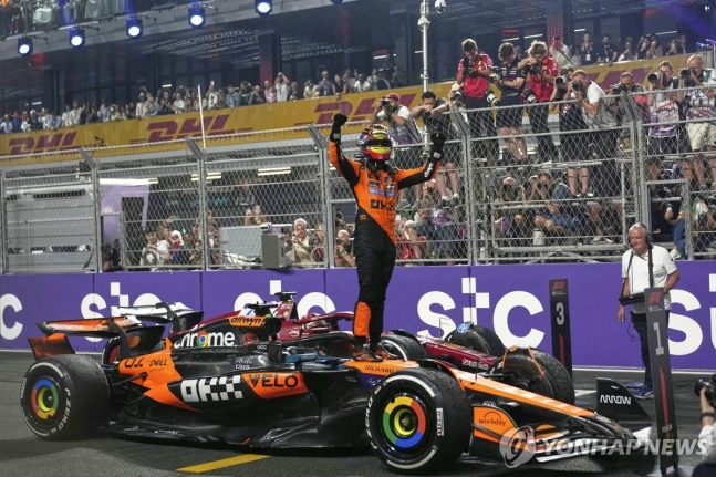 머신 위에 올라가 우승을 기뻐하는 오스카 피아스트리