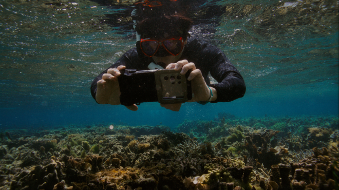 수중 촬영에 특화된 '오션 모드'를 탑재한 갤럭시 S24 울트라로 산호초를 촬영하는 모습 ⓒ삼성전자