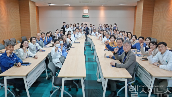 의정부을지대병원 교직원들이 지난 18일 환자 중심 진료체계 혁신 워크숍 기념촬영에서 화이팅을 외치고 있다. (의정부을지대병원 제공)