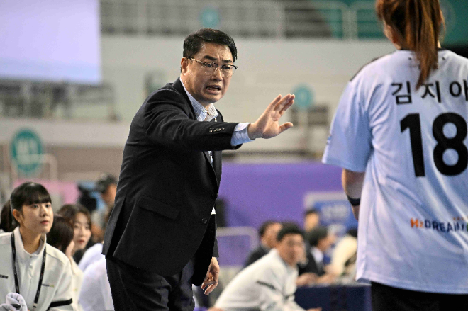 신한 SOL페이 24 25 핸드볼 H리그에서 작전지시하는 삼척시청 이계청 감독