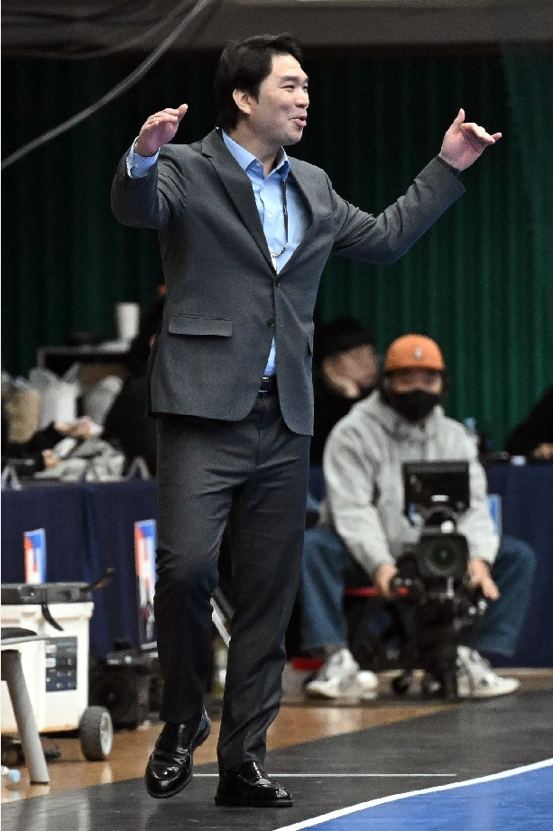 신한 SOL페이 24 25 핸드볼 H리그에서 부산시설공단 신창호 감독이 경기를 지휘 중이다