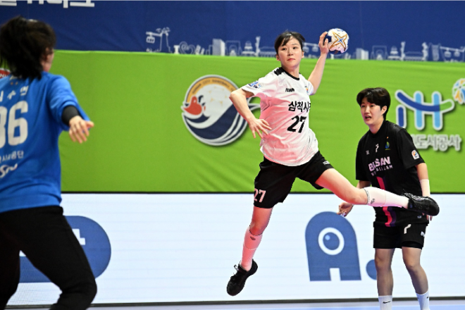 신한 SOL페이 24 25 핸드볼 H리그에서 삼척시청 전지연이 점프슛을 하고 있다