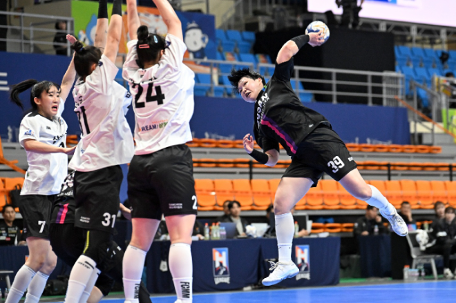 신한 SOL페이 24 25 핸드볼 H리그에서 부산시설공단 이혜원이 점프슛을 하고 있다