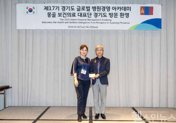임수빈 순천향대 부천병원 신경외과 교수(경기국제의료협회 기획실행위원장, 우측)가 몽골 보건개발원으로부터 ‘명예 휘장’을 받았다. (순천향대 부천병원 제공)