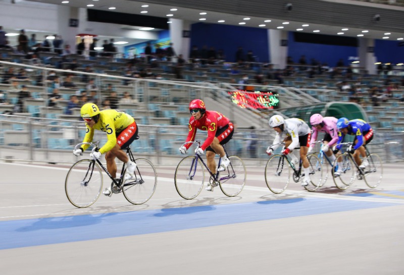 광명스피돔에 출전한 선수들이 마지막 바퀴를 남겨두고 선두권 진입을 노리고 있다.