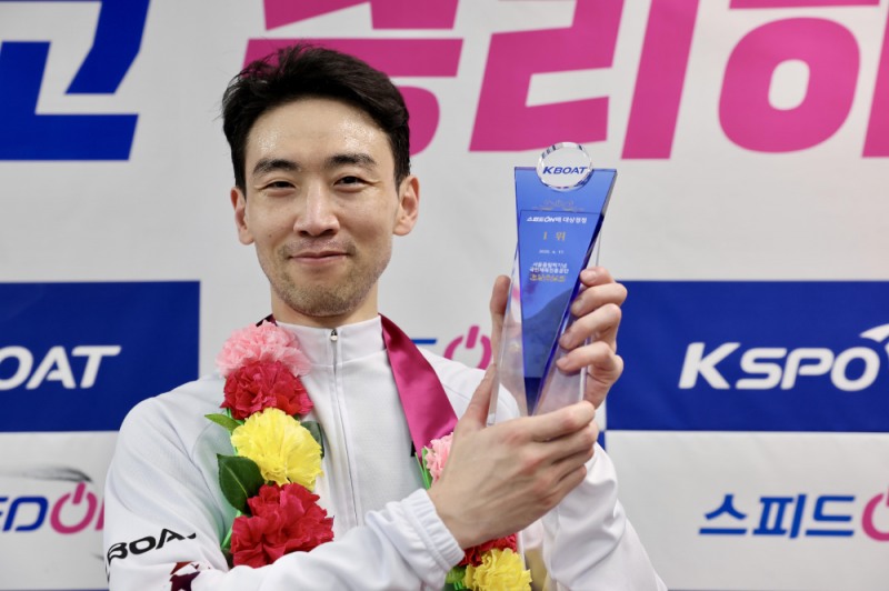 지난 17일 2025 스피드온 대상경정에서 우승을 차지한 조성인이 우승 트로피를 들고 환하게 웃고 있다.