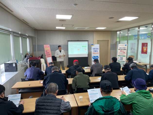 경륜경정총괄본부 희망길벗 관계자가 과몰입 예방 교육을 하고 있다.