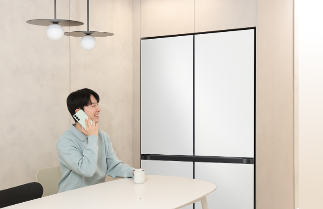 삼성전자는 가전 제품 고장을 인공지능(AI)이 미리 감지해 사용자에게 알려주는 'AI 사전 케어 알림' 서비스를 선보인다. 삼성 가전 구독 상품 이용자가 냉장고 이상 증상을 전화로 안내받는 모습 ⓒ삼성전자