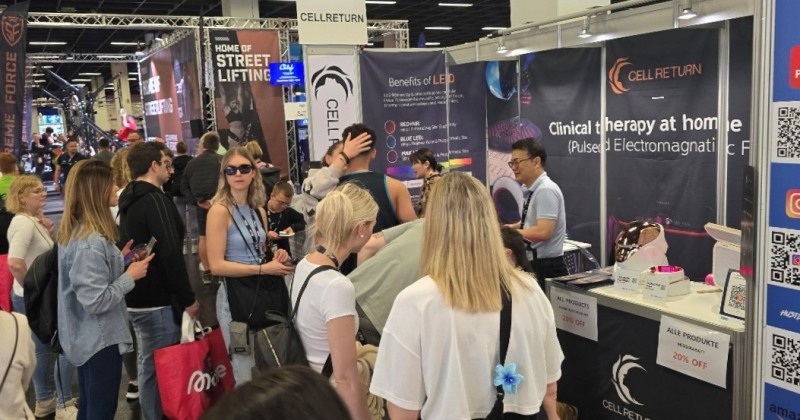 ▲ 셀리턴이 FIBO 2025에 참가해 웰니스 홈케어 디바이스 익스럭스를 소개하고 있다.