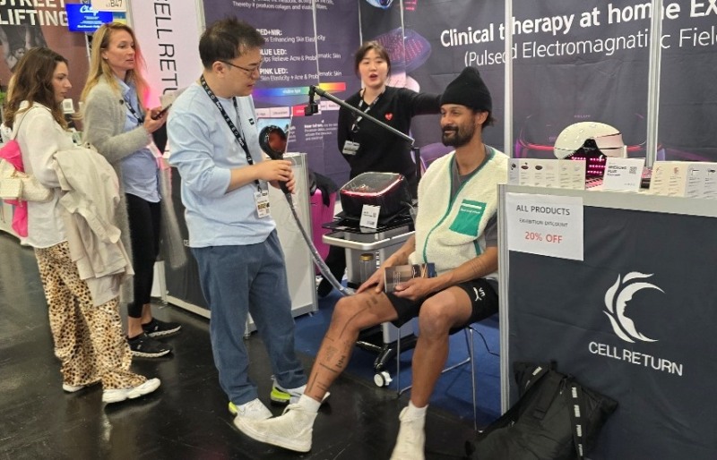 ▲ 셀리턴이 FIBO 2025에 참가해 웰니스 홈케어 디바이스 익스럭스를 소개하고 있다.